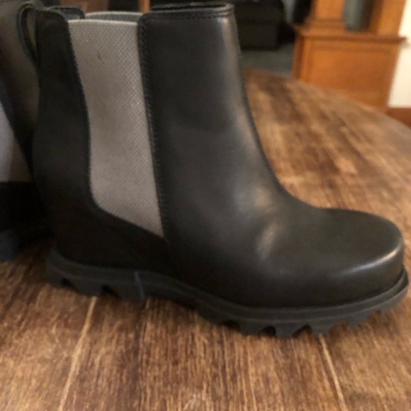 New Sorel boots.  Black with a gray strip.  Size 7.5. - Picture 2 of 4